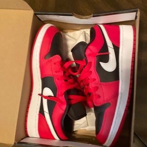 Size 5y Air Jordan 1 Low(GS)  Very Berry